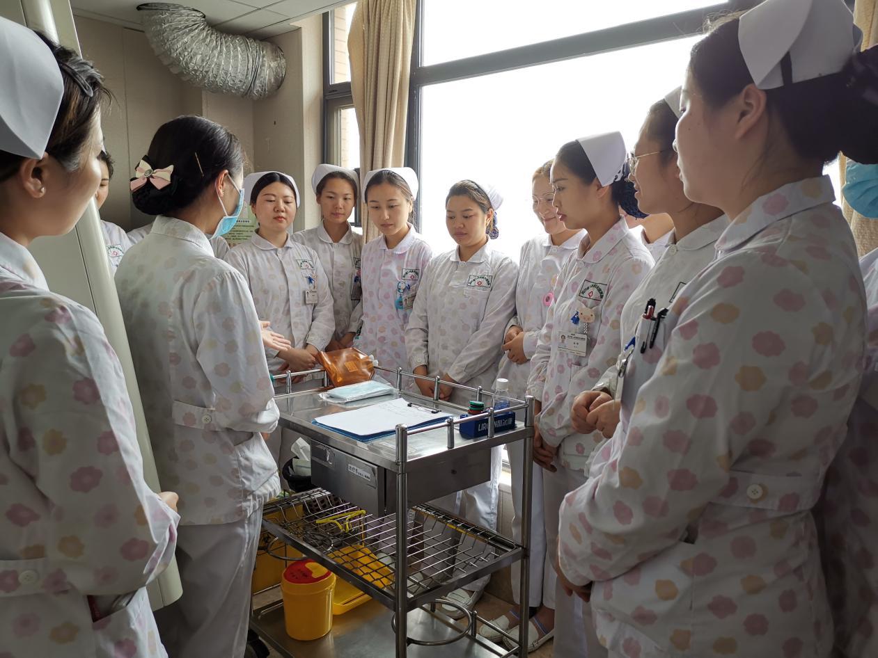 肿瘤科四病区蒋建梅护师为科内护士展示生物安全柜的规范性操作流程