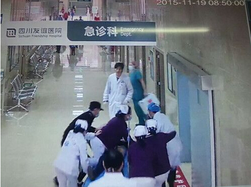 众人抬公交 医生钻车底 护士跪担架 轮下救命
