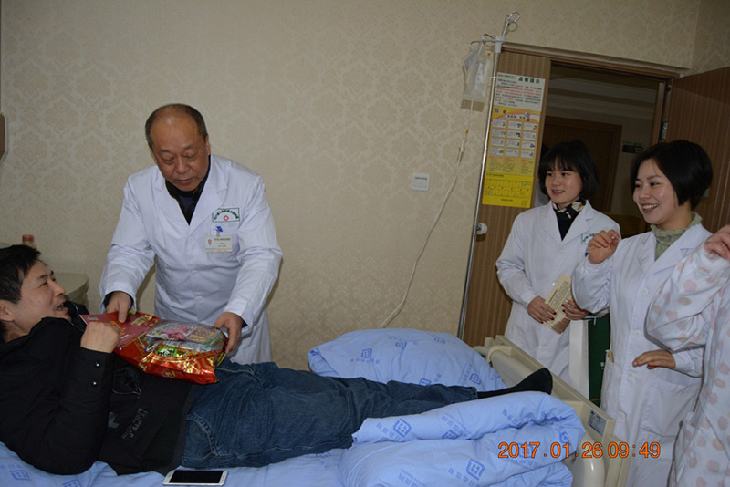 四川友谊医院春节看望慰问住院病人